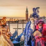 Parmi les gens déguisés pour le carnaval de Venise