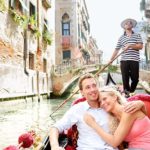 Un couple amoureux qui est sur un bateau sur le fleuve à Venise